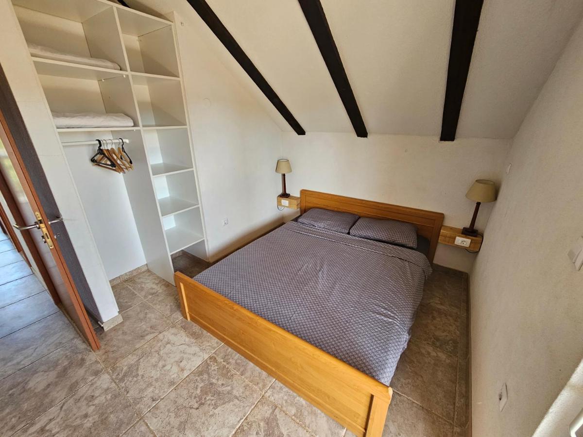 Villa Punta Blava: Beachfront Family Retreat with Sea Views Obrovac Exterior photo
