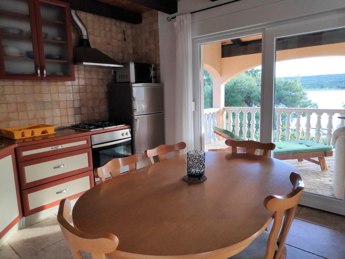 Villa Punta Blava: Beachfront Family Retreat with Sea Views Obrovac Exterior photo
