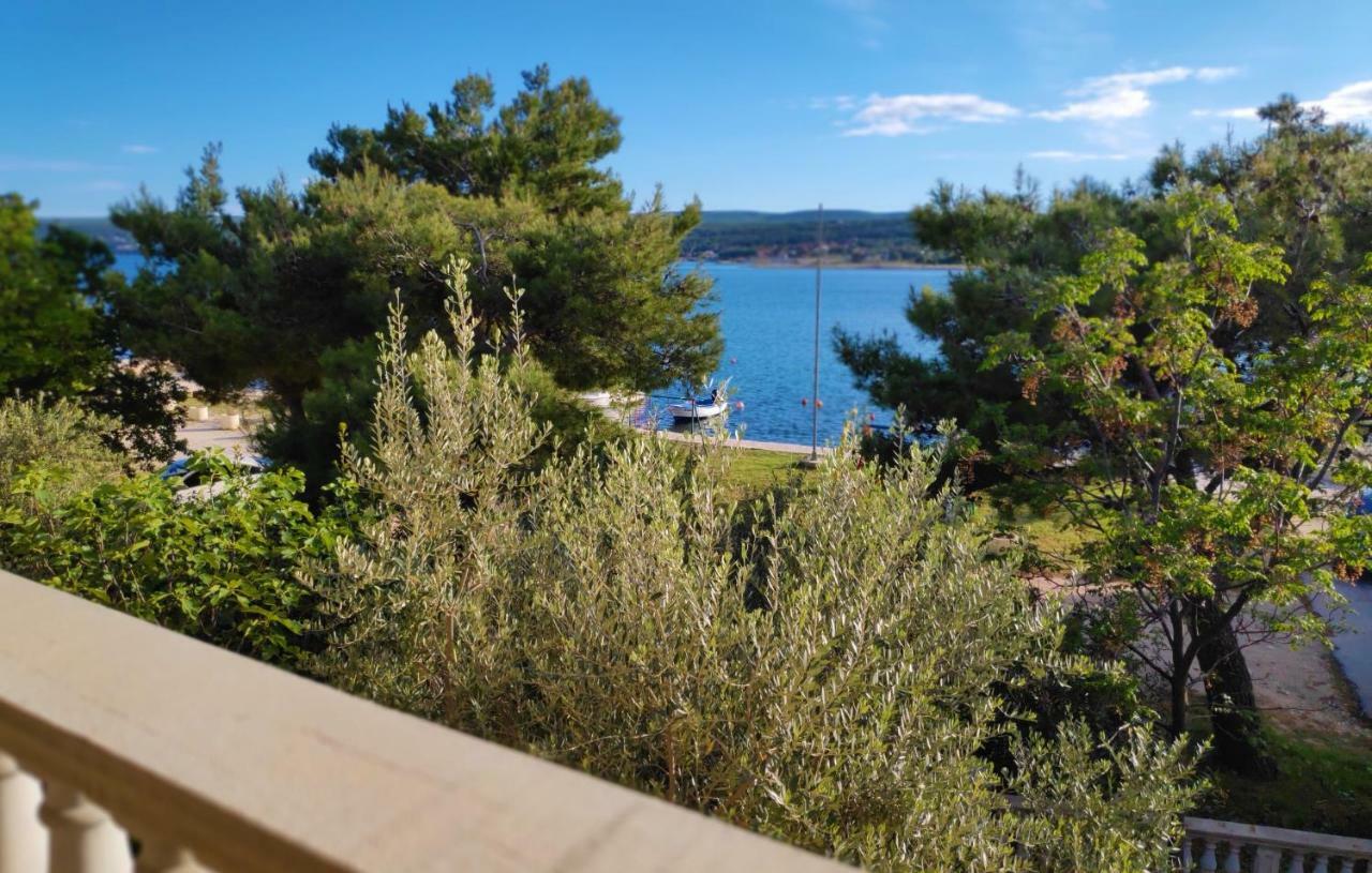 Villa Punta Blava: Beachfront Family Retreat with Sea Views Obrovac Exterior photo
