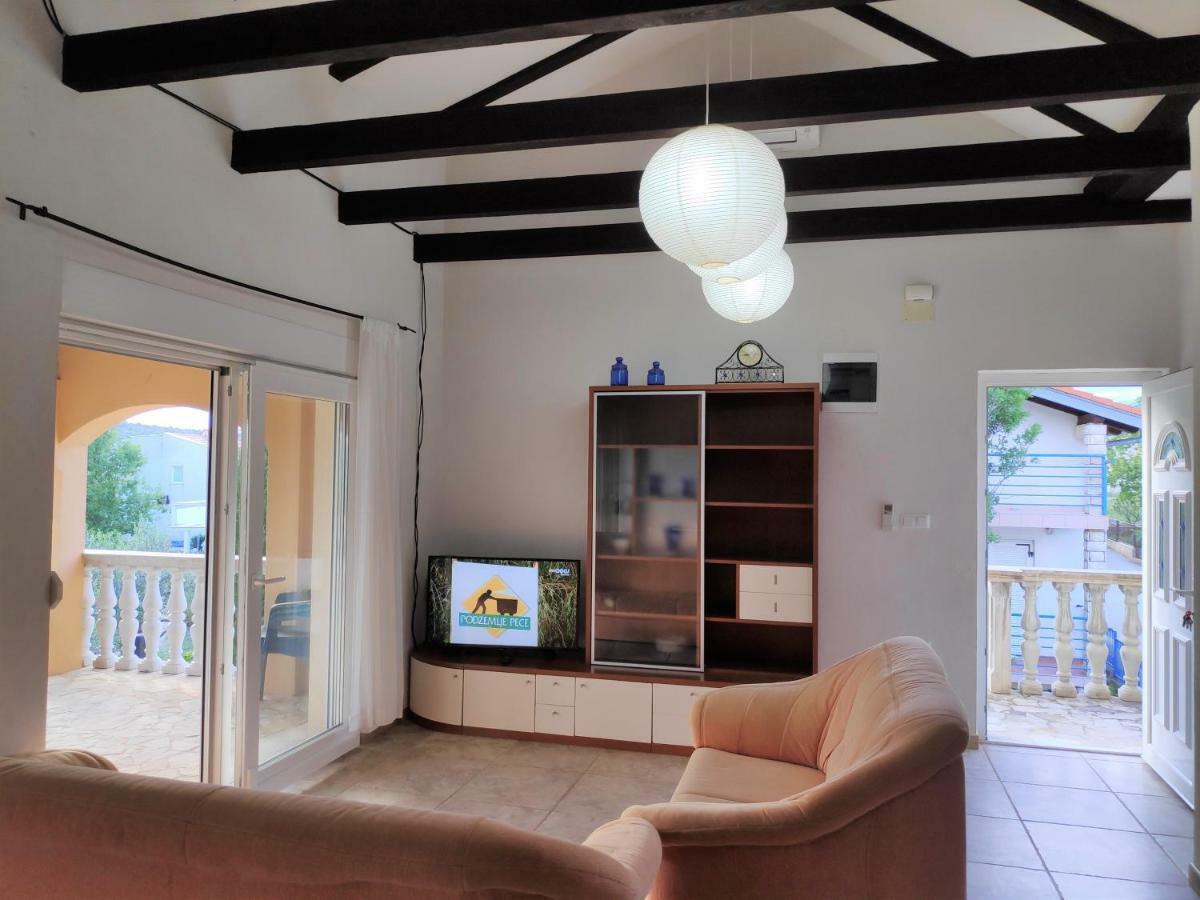 Villa Punta Blava: Beachfront Family Retreat with Sea Views Obrovac Exterior photo