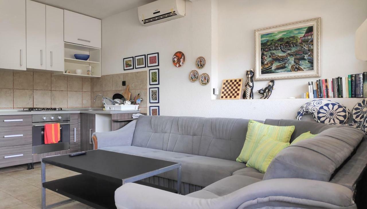 Villa Punta Blava: Beachfront Family Retreat with Sea Views Obrovac Exterior photo