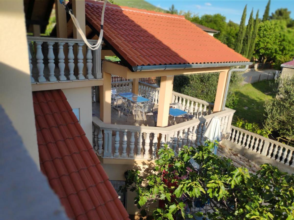 Villa Punta Blava: Beachfront Family Retreat with Sea Views Obrovac Exterior photo