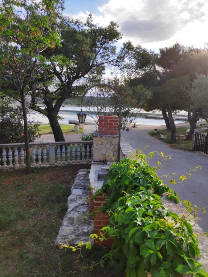 Villa Punta Blava: Beachfront Family Retreat with Sea Views Obrovac Exterior photo
