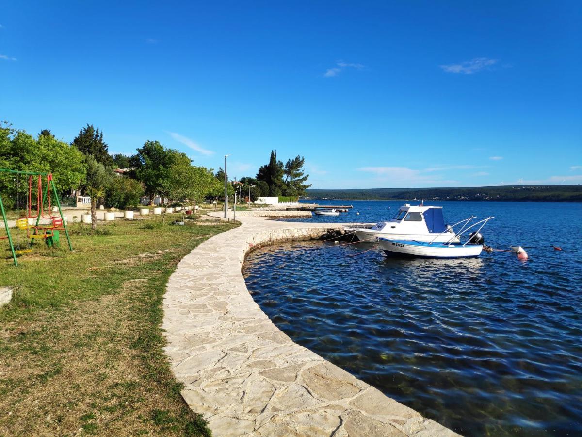Villa Punta Blava: Beachfront Family Retreat with Sea Views Obrovac Exterior photo