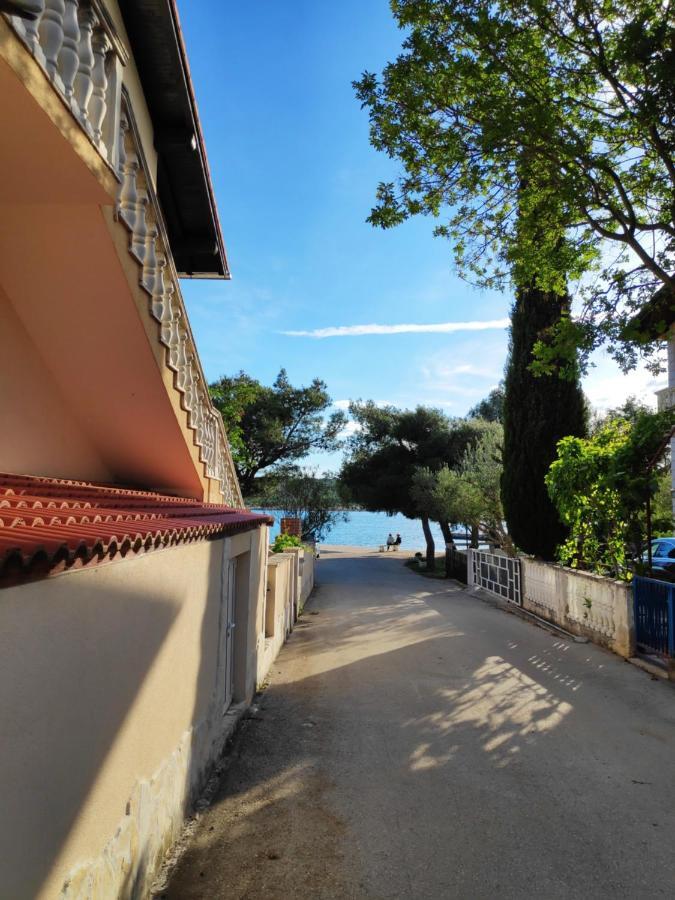 Villa Punta Blava: Beachfront Family Retreat with Sea Views Obrovac Exterior photo